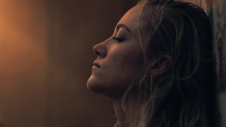 critica la mano que mece la cuna